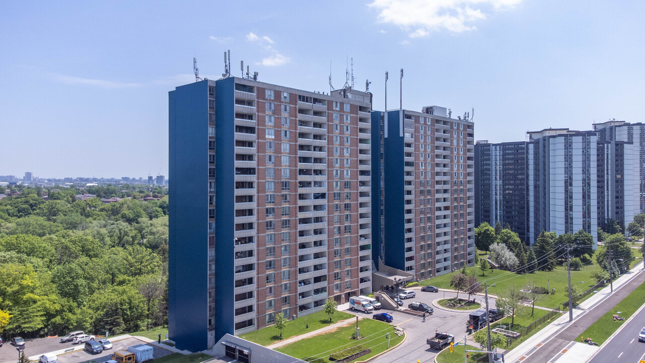 Kipling Heights in Toronto, ON - Building Photo