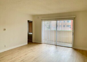 21707 Roscoe Blvd in Los Angeles, CA - Building Photo - Building Photo