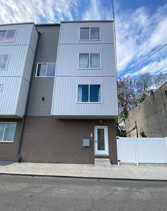 623 N 36th St in Philadelphia, PA - Building Photo - Building Photo