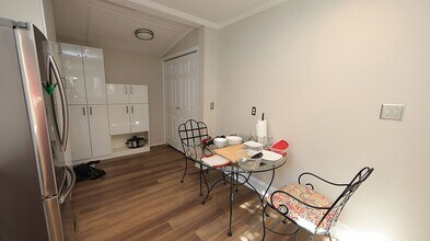 122 S Roberson St in Chapel Hill, NC - Foto de edificio - Building Photo