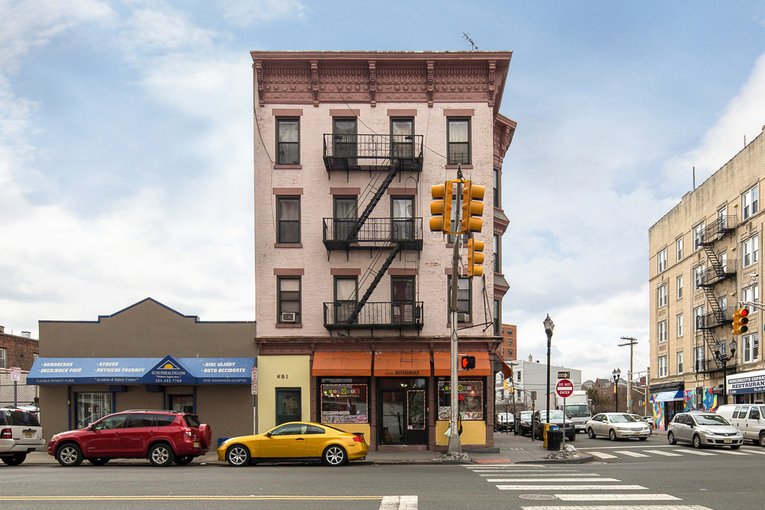 681 Montgomery St in Jersey City, NJ - Building Photo