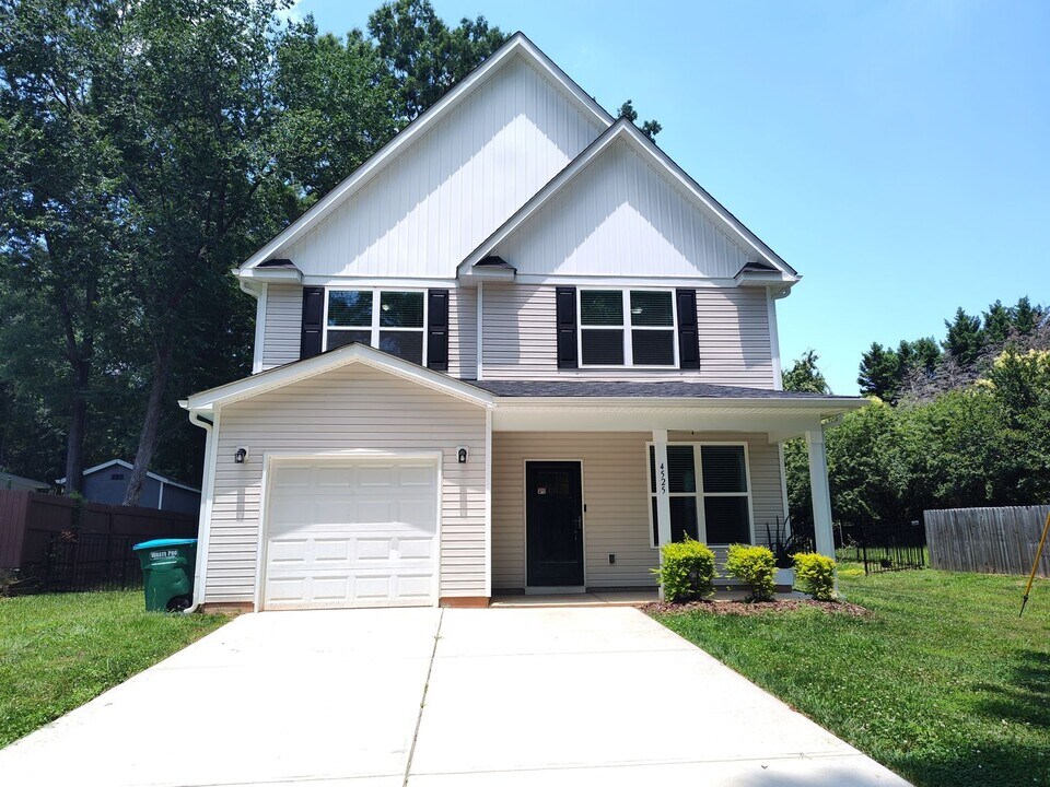 4525 Lindsay Ln in Matthews, NC - Building Photo
