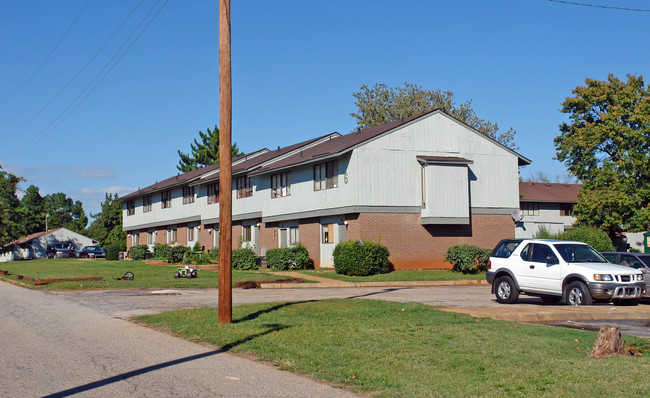 Century Oaks Apartments in Greenville, SC - Building Photo - Building Photo