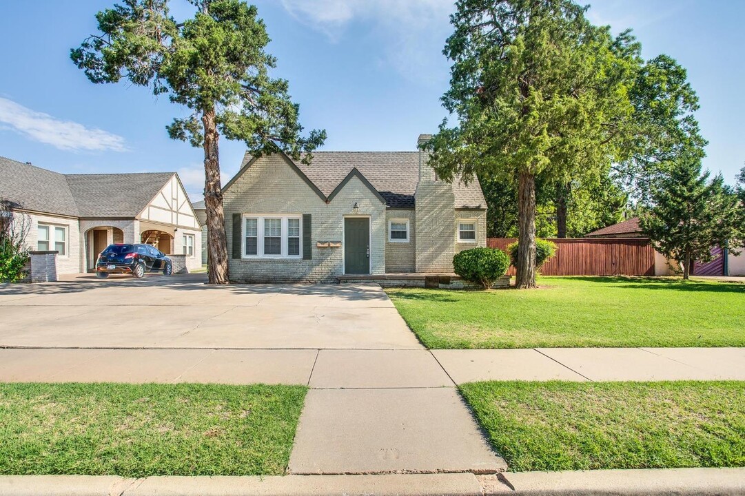 2518 20th St in Lubbock, TX - Building Photo