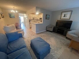 52 Woodland Dr, Unit 104 in Vero Beach, FL - Building Photo