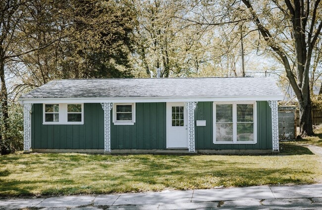 property at 1506 Crestview Dr