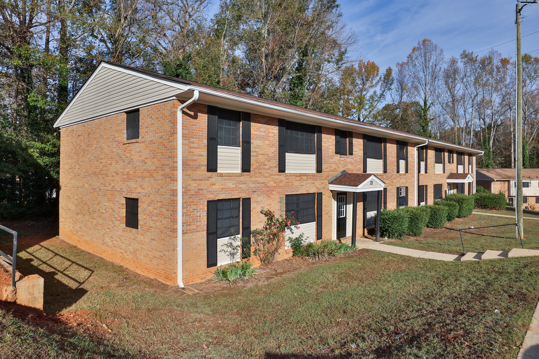 Pine Lake Village in Spartanburg, SC - Foto de edificio