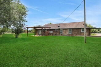 36704 Broncho Rd in Wallis, TX - Building Photo - Building Photo