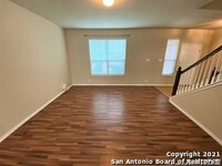 1015 Iris Path in San Antonio, TX - Foto de edificio - Building Photo