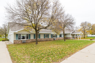 Hickory Drive and Pinecrest Apartments in Plover, WI - Foto de edificio - Building Photo