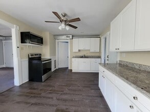 139 W Hollis St in Nashua, NH - Foto de edificio - Building Photo