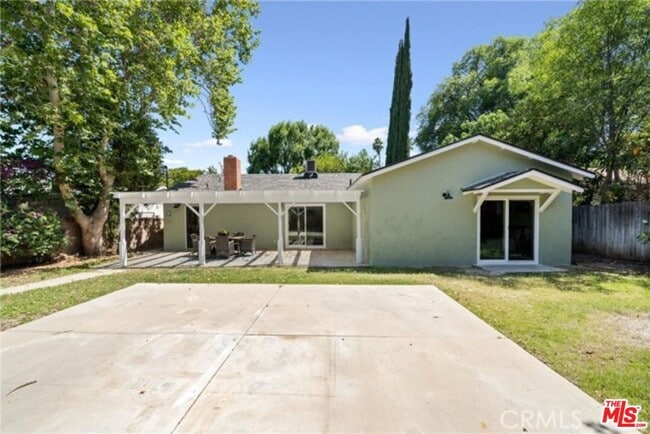24155 Kittridge St in Los Angeles, CA - Building Photo - Building Photo