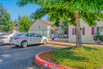 Windsor Manor Apartments in Portland, OR - Building Photo - Building Photo