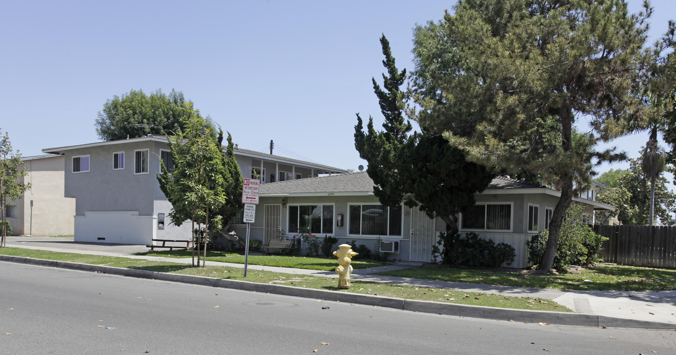 2000-2006 E Whiting Ave in Fullerton, CA - Foto de edificio