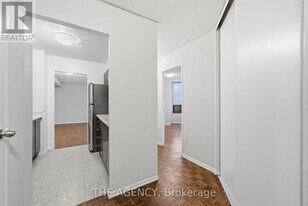 2350 Dundas St W in Toronto, ON - Building Photo