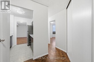 2350 Dundas St W in Toronto, ON - Building Photo - Building Photo