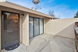 923 Villa Terrace in Brentwood, CA - Building Photo