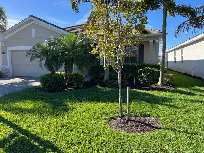 4351 Bluegrass Dr in Ft. Myers, FL - Foto de edificio - Building Photo