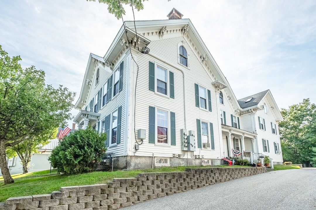 72 Washington Street in Concord, NH - Foto de edificio