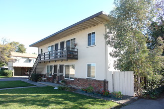 1824 Davis St in San Jose, CA - Foto de edificio - Building Photo