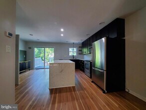 13664 Barren Springs Ct in Centreville, VA - Foto de edificio - Building Photo