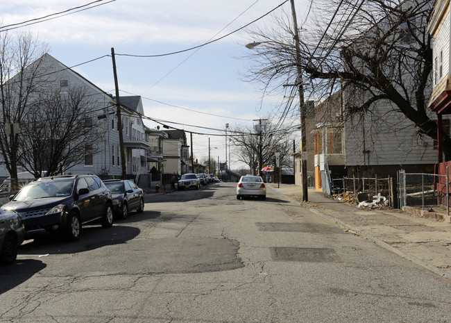 547-549 Summer St in Paterson, NJ - Building Photo - Building Photo