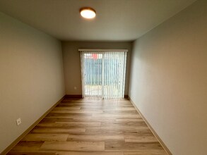 1725 SW Barton St in Seattle, WA - Foto de edificio - Building Photo