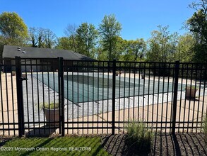 14 Dawn Ct in Tinton Falls, NJ - Building Photo - Building Photo