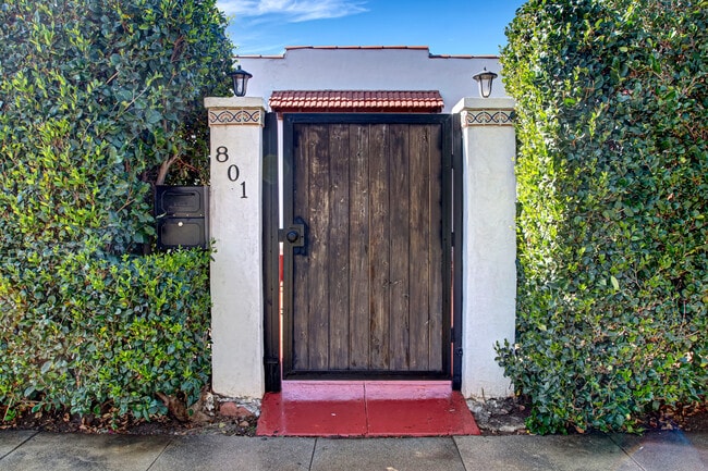 801 N June St in Los Angeles, CA - Foto de edificio - Building Photo