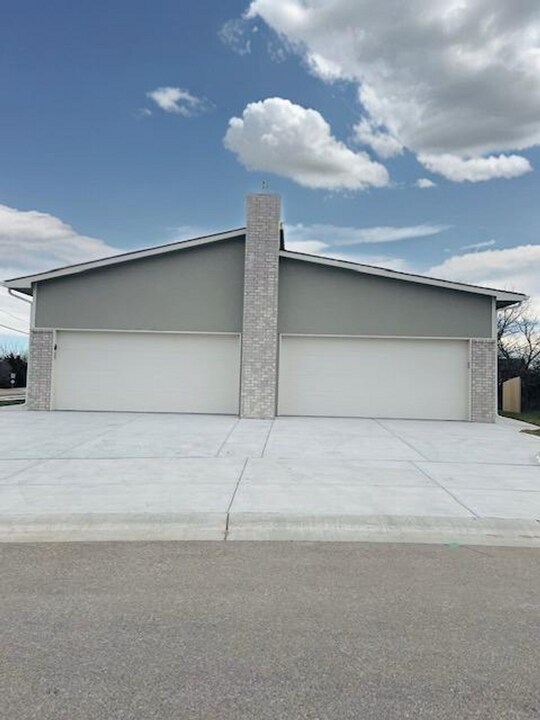 11613-11615 E Harry Ct in Wichita, KS - Building Photo