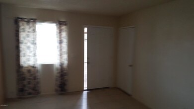 8322 N 60th Ave-Unit -4 in Glendale, AZ - Building Photo - Building Photo