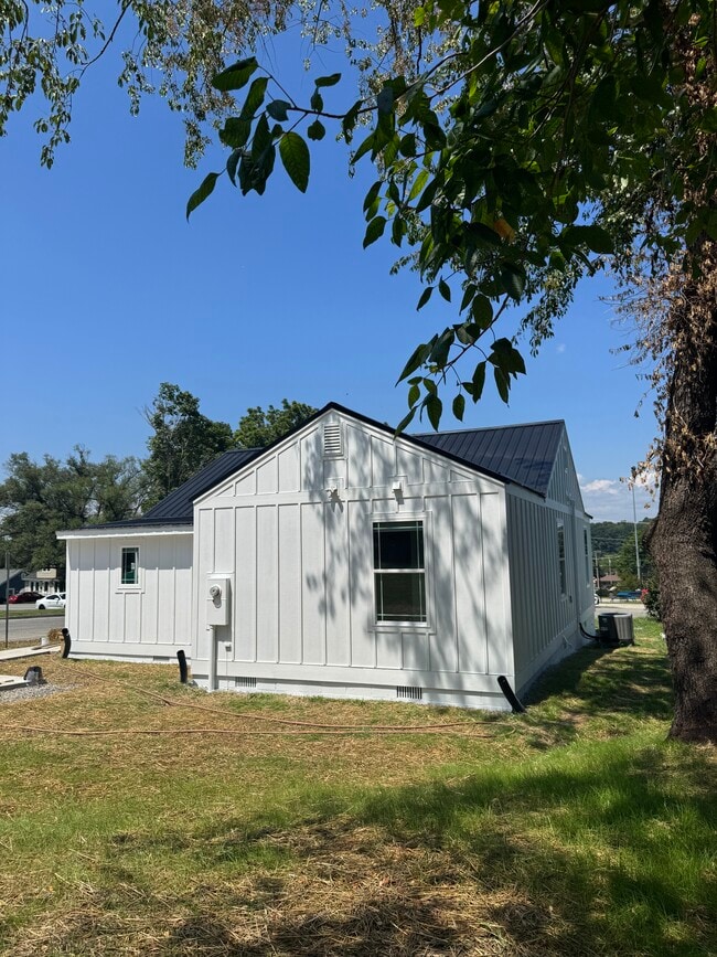 327 Clement St in Radford, VA - Building Photo - Building Photo