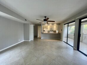 1735 N Vía Miraleste in Palm Springs, CA - Building Photo - Building Photo