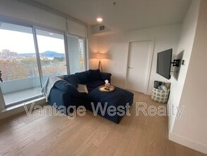 1181-1181 Sunset Dr in Kelowna, BC - Building Photo - Building Photo