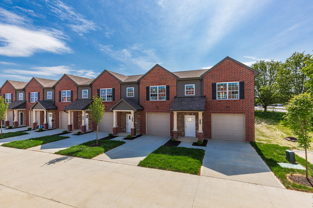 2323 Point Pl in Hebron, KY - Building Photo