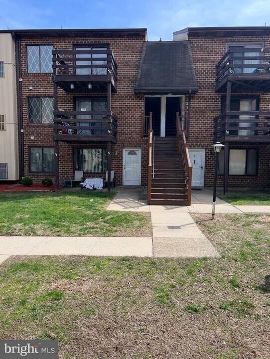 5200 Hilltop Dr in Brookhaven, PA - Building Photo