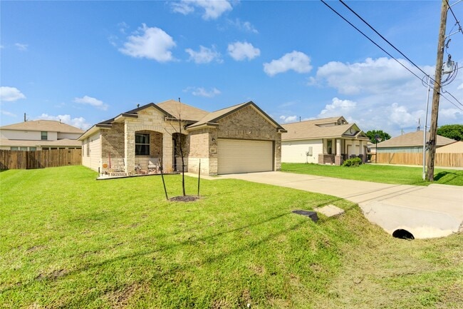 742 Brown Rd in Dayton, TX - Building Photo - Building Photo