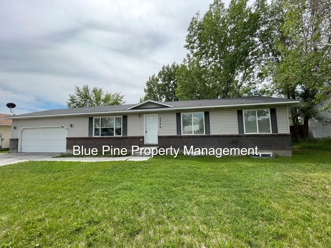 property at 3240 Carolyn Ln