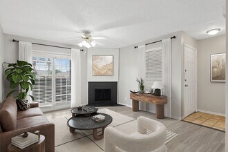 ReNew Holiday Hill® in Midland, TX - Foto de edificio - Building Photo
