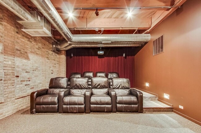 1040 W Adams St, Unit 467 in Chicago, IL - Building Photo - Building Photo