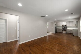1398 Deerwood Dr in Decatur, GA - Foto de edificio - Building Photo