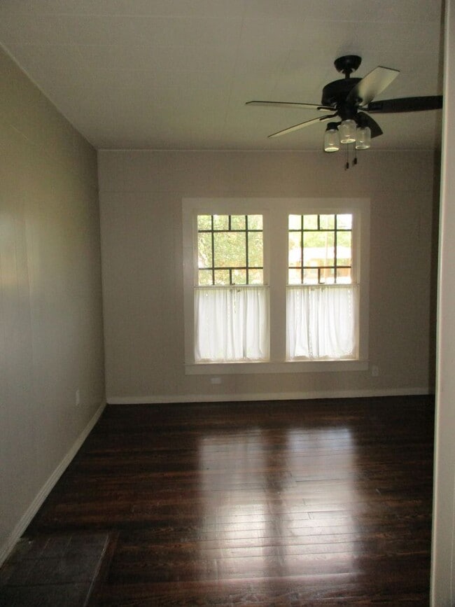606 S Broad St in Lampasas, TX - Building Photo - Building Photo