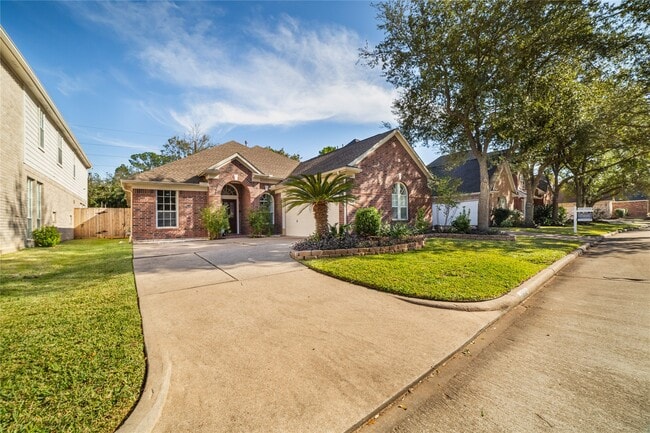 1611 Lakeside Enclave Dr in Houston, TX - Building Photo - Building Photo