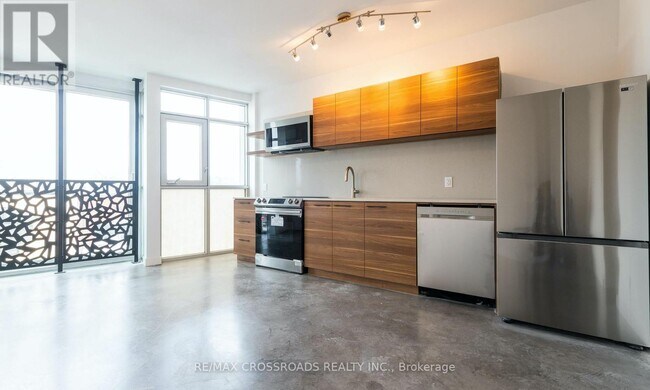 3333 Dundas St W in Toronto, ON - Building Photo - Building Photo