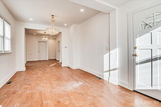 385 Pierson Ave in Edison, NJ - Building Photo - Building Photo