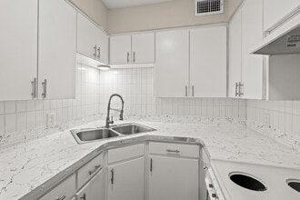 Vintage Pads in Arlington, TX - Building Photo - Interior Photo