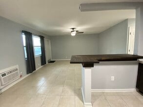 810 Lake Shore Dr in Lake Park, FL - Building Photo - Building Photo