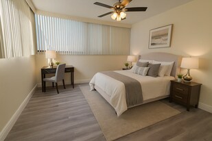 500 Treasure Island Cswy, Unit 101 in St. Petersburg, FL - Building Photo