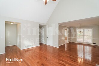 4814 Westbourne Dr in Powder Springs, GA - Foto de edificio - Building Photo