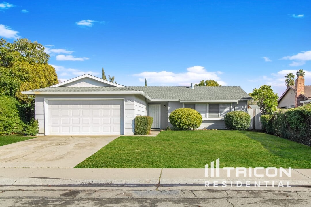 7827 Charmette Way in Sacramento, CA - Building Photo